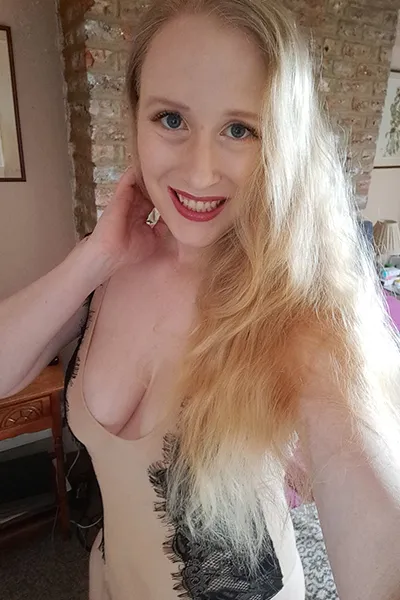 Babe of the Day - Satine Spark